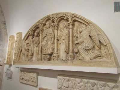 La chiesa di Sant'Andrea di Barletta � rappresentata con una lunetta che presenta il tetramorfo, ossia una raffigurazione iconografica dell'immagine biblica dei quattro simboli evangelisti: un uomo alato, un leone, un bue (o un toro) e un'aquila. Questi simboli reggono le colonne che scandiscono lo spazio in cui c'� Cristo al centro con le dita a formare il numero tre, la trinit�, e ai lati due santi seguiti da due angeli inginocchiati